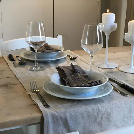 Apartma Dora, Sirci *