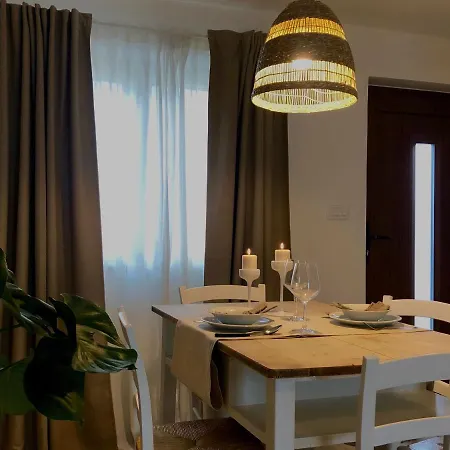 Apartma Dora, Sirci *