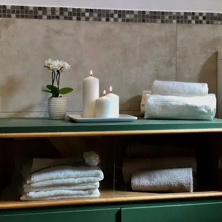 Apartma Dora, Sirci