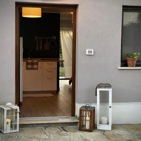 Apartma Dora, Sirci *